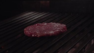 Hamburger yapma Şef. Hamburger yemek. Izgara üzerinde ızgara sığır eti veya domuz pirzola. 4k