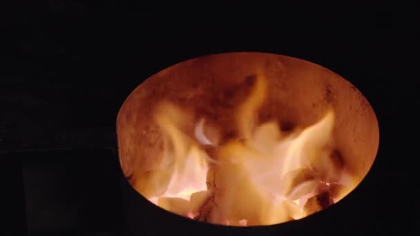 燃烧的火焰。背景。热煤。火。木火煤, 热红色煤炭背景。燃烧的木炭闪耀着五颜六色的橙色光。厨师做汉堡. — 图库视频影像