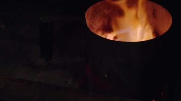 燃える炎 キャンプファイヤーの背景 熱い石炭 薪石炭 石炭のホット赤背景 色鮮やかなオレンジ色の光で輝いている木炭を燃焼 — ストック動画
