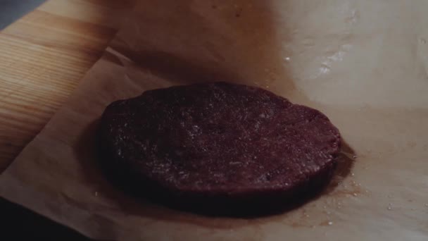 Chef haciendo hamburguesa. Chef en guantes de comida hace chuleta. Las chuletas están niveladas en anillo de acero en un medallón uniforme. Además de verter las especias pimienta y sal . — Vídeo de stock