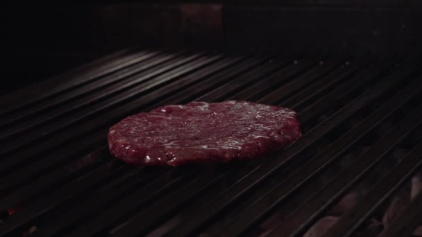 Hogy a burger Chef. Főzés hamburgert. Marha vagy sertés szelet, grillezés a rács. 4k — Stock videók