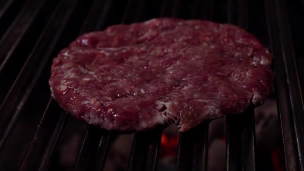 Kjøkkensjef lager burger. Lager hamburger. Grilling av kjøtt- eller svinekoteletter på rutenettet. 4K – stockvideo