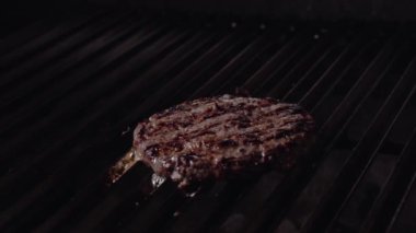 Hamburger yapma Şef. Hamburger yemek. Izgara üzerinde ızgara sığır eti veya domuz pirzola. 4k