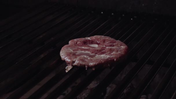 Kocken att göra burgare. Nöt eller gris kött grill hamburgare för hamburgare förberett grillade på grillen eld flamma. Närbild bild av kockar händer slå på chop på grillen — Stockvideo