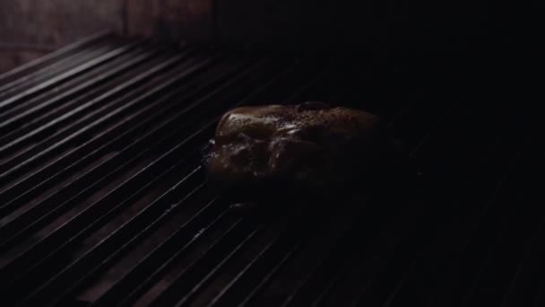 Chef-kok Hamburger maken. Hamburger te koken. Rundvlees of varkensvlees kotelet grillen op grid. 4k — Stockvideo