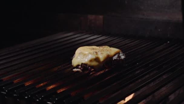 Chef préparant un hamburger. Je cuisine un hamburger. Grillage de côtelettes de boeuf ou de porc sur grille. 4K — Video