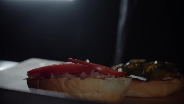Chef preparare l'hamburger, friggere il panino sulla griglia, aggiungere sale — Video Stock