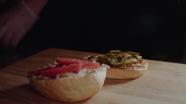 Chef Preparare Hamburger Friggere Panino Alla Griglia Mettere Pomodori — Video Stock