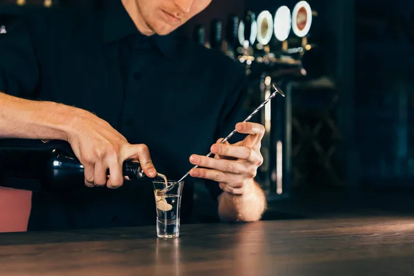 Barista che fa cocktail alcolici nel ristorante. Esperto barman sta aggiungendo cocktail ingrediente al night club . — Foto Stock