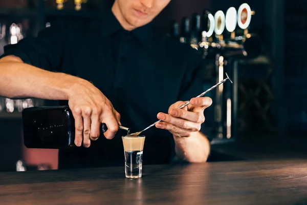 Barista che fa cocktail alcolici nel ristorante. Esperto barman sta aggiungendo cocktail ingrediente al night club . — Foto Stock