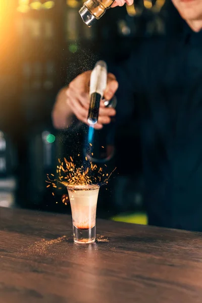 Il barista fa un cocktail di fuoco. Cocktail Hiroshima. Il barista accende l'accendino sul bancone — Foto Stock