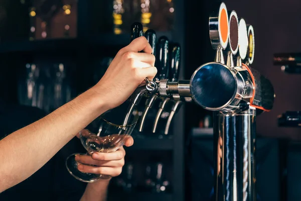 Mano del barista che versa una grande birra lager nel rubinetto di un ristorante o pub . — Foto Stock