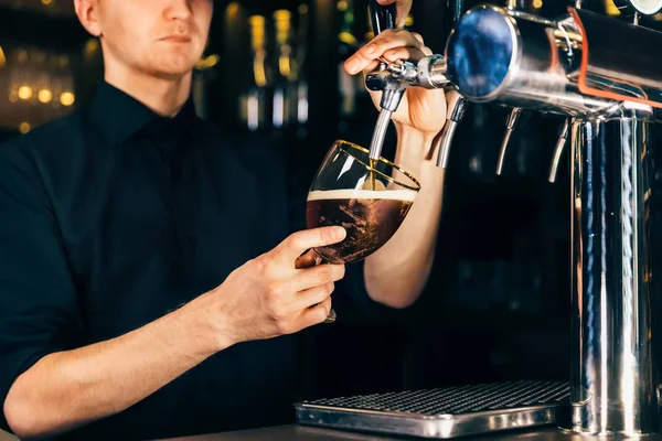 Mano del barista che versa una grande birra lager nel rubinetto di un ristorante o pub . — Foto Stock