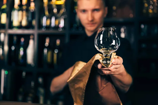 Barman Sta Pulendo Vetro Con Panno Sullo Sfondo Del Bancone — Foto Stock