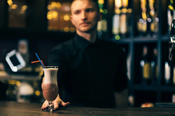 Il cocktail e 'sul bancone del bar. Il barista è sullo sfondo — Foto Stock