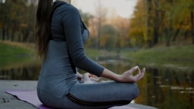 Genç kadın pratik yoga açık havada. Kadın meditasyon açık güzel sonbahar doğa infront.