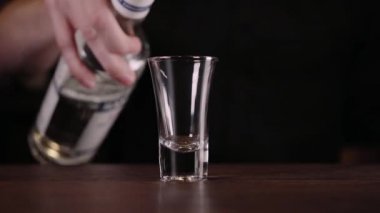 Barmen alkol kokteyl restoranda yapma. Uzman barmen gece kulübünde madde kokteyl ekleme.