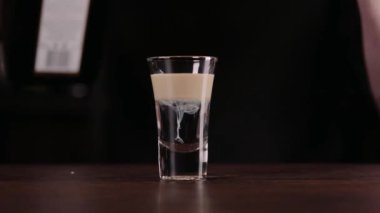 Barmen alkol kokteyl restoranda yapma. Uzman barmen gece kulübünde madde kokteyl ekleme.