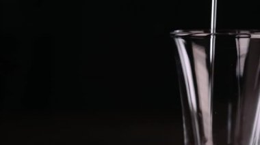 Barmen alkol kokteyl restoranda yapma. Uzman barmen madde kokteyl gece kulübünde ekliyor. Yakın çekim.