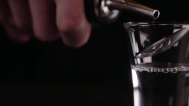 Barmen alkol kokteyl restoranda yapma. Uzman barmen madde kokteyl gece kulübünde ekliyor. Yakın çekim.