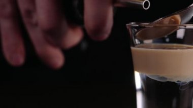 Barmen alkol kokteyl restoranda yapma. Uzman barmen madde kokteyl gece kulübünde ekliyor. Yakın çekim.