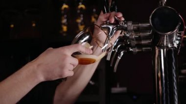 Barmen büyük lager bira musluk bir restoran veya pub içinde dökme el.