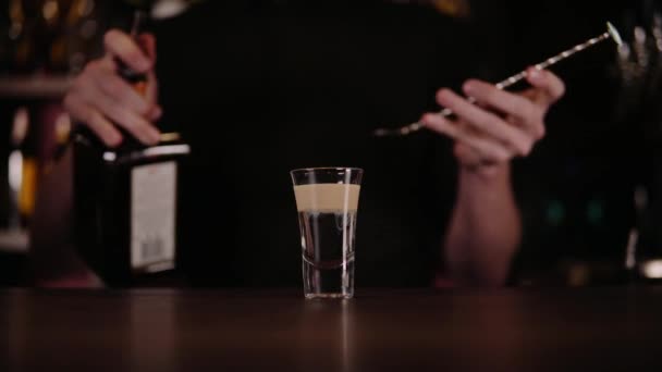 Μπάρμαν κάνοντας αλκοόλ κοκτέιλ στο εστιατόριο. Ειδικός μπάρμαν είναι η προσθήκη συστατικό κοκτέιλ στο νυχτερινό κέντρο. — Αρχείο Βίντεο