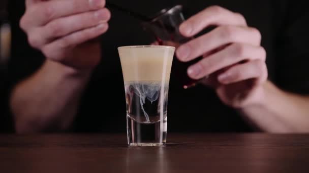 Barman maken alcohol coctail in restaurant. Deskundige barman is het toevoegen van de cocktail ingrediënt in nachtclub. — Stockvideo