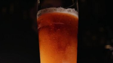 Bir bardak bira dökülen bir barmen atış kapatmak