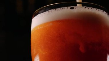 Bir bardak bira dökülen bir barmen atış kapatmak