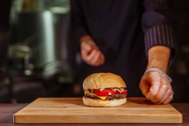 Üstte, o sığır eti hamburger müşteri siparişi için yapım topuz koyarak Şef.