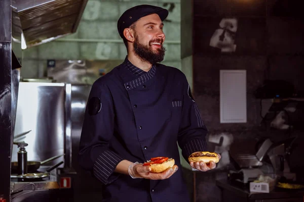 Üstte, o sığır eti hamburger müşteri siparişi için yapım topuz koyarak Şef.