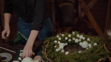 Sevimli genç gülümseyen kadın Tasarımcısı Noel yaprak dökmeyen ağaç çelenk hazırlanıyor. Noel dekor kendi elleriyle üreticisi. Tatil için Noel çelenk. Yeni yıl kutlama. Portre