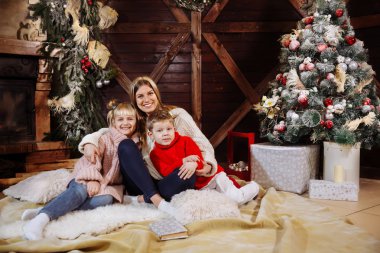 Mutlu Noeller ve mutlu yeni yıl. Anne ve çocuk Noel ağacı Noel ağacı yakınındaki kapalı yakınındaki eğleniyor.