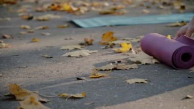 Genç kadın yoga egzersizleri sonbahar şehir parkı için hazırlanıyor. Sağlık yaşam tarzı kavramı.