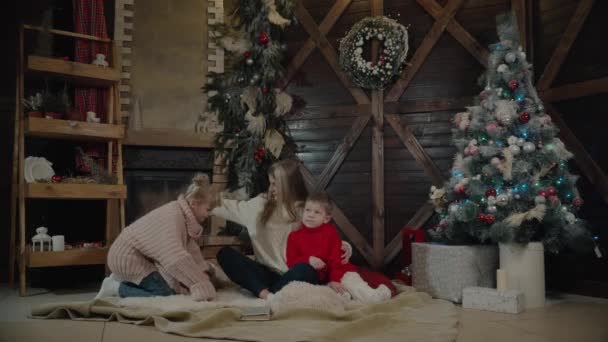 기쁜 성 탄과 새 해 복 많이 받으세요입니다. Momand 어린이 실내 크리스마스 트리 크리스마스 나무 근처 재미. — 비디오