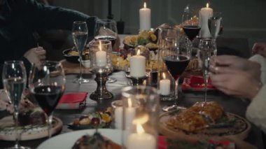 Eğlence, gıda, içecekler, insanlar ve kavram - restoranda içme ve yemek yeme mutlu arkadaşlar tatil.