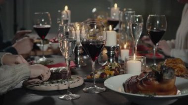 Eğlence, gıda, içecekler, insanlar ve kavram - restoranda içme ve yemek yeme mutlu arkadaşlar tatil.