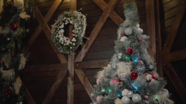 Kerst boom. Speelgoed verfraaien. Happy New Year verlichting. — Stockvideo