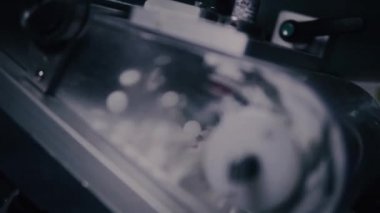 Hap, Tablet üretim süreci. Endüstriyel Eczacılık kavramı. Fabrika ekipmanları ve makine. 4k