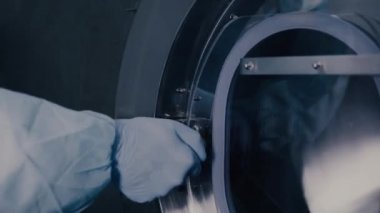 Farmasötik kalite kontrol. İlaç üretim hattı. Eczane fabrikasında ilaç üretim hattı.