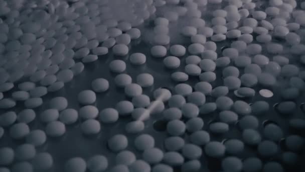 Proces produkcji pigułki, tabletki. Przemysłowe farmaceutyczne koncepcja. Fabryka sprzętu i maszyn. 4k — Wideo stockowe