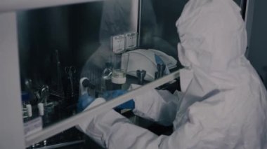 Farmasötik kalite kontrol. İlaç üretim hattı. Eczane fabrikasında ilaç üretim hattı.