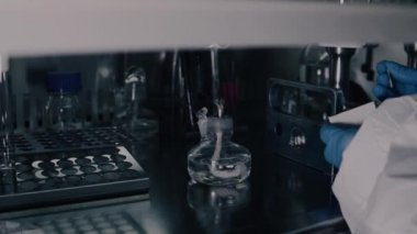 Farmasötik kalite kontrol. İlaç üretim hattı. Eczane fabrikasında ilaç üretim hattı.