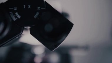 Endüstriyel optik ekipmanlar. Farmasötik kalite kontrol hattının bir parçası. Laboratuvarda metal lens ile numune slayt ve mikroskop yakın çekim.