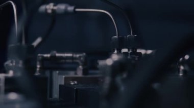 İlaç Üretimi. İlaç üretim hattındatıbbi şişeler. Fabrikada otomatik üretim hattında tıbbi ampuller. Hap, tablet üretim süreci. İlaç endüstrisi.