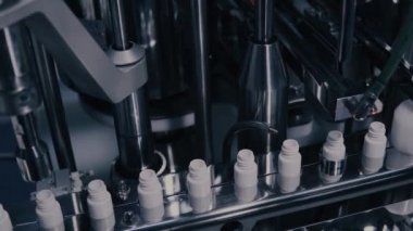 İlaç Üretimi. İlaç üretim hattındatıbbi şişeler. Fabrikada otomatik üretim hattında tıbbi ampuller. Hap, tablet üretim süreci. İlaç endüstrisi.