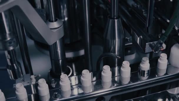 Drug Production. Medical vials on pharmaceutical manufacturing line. Medical ampoules on automated production line at factory. Process of production of pills, tablets. Pharmaceutical industry. — Stock Video