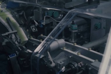 İlaç Üretimi. İlaç üretim hattındatıbbi şişeler. Fabrikada otomatik üretim hattında tıbbi ampuller. Hap, tablet üretim süreci. İlaç endüstrisi.