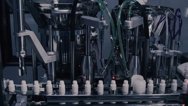 İlaç Üretimi. İlaç üretim hattındatıbbi şişeler. Fabrikada otomatik üretim hattında tıbbi ampuller. Hap, tablet üretim süreci. İlaç endüstrisi.